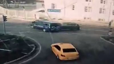 Gümüşhane'de jandarma minibüsüne makam aracı çarptı: 2 asker yaralandı