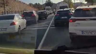 Tunceli'de fermuar sistemiyle ambulansa yol verildi