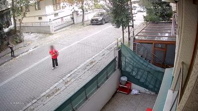 İstanbul'da servis bekleyen çocuğu takip etti: Annesi gelince kaçtı