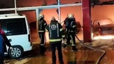 Pamukkale’de oto galeride yangın: 5 araç kül oldu