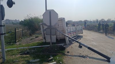 Manisa'da tren, hemzemin geçitte kamyonete çarptı