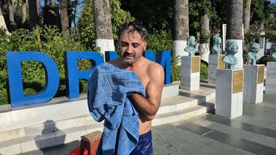 Muğla'nın Bodrum ilçesinde bir kişi su kesintisini protesto etmek için meydanda duş aldı