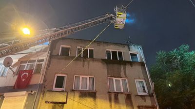 İstanbul'da 3 katlı binanın çatısında korkutan yangın