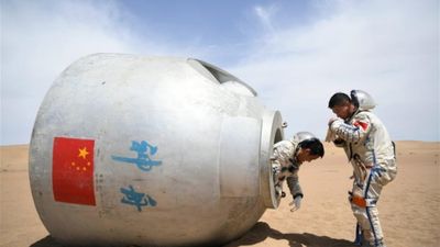 Uzay çöpleri Çinli astronotların Dünya'ya dönüşünü geciktiriyor