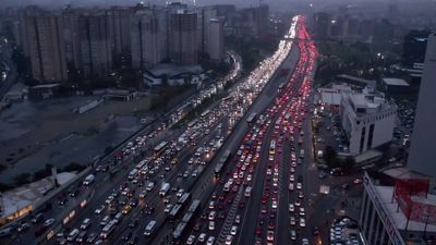 İstanbul Cevizlibağ'da iş makinesi yandı: Trafikte yoğunluk oluştu