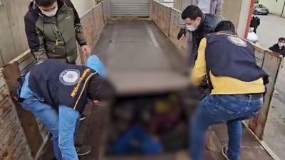 Bitlis'te tırın dorsesindeki gizli bölmede 20 düzensiz göçmen yakalandı