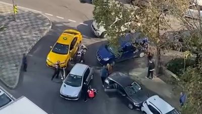 İstanbul'da trafikte yol kavgası: Yumruklar havada uçuştu