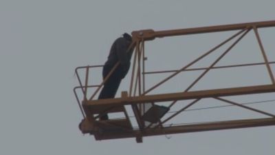 Avcılar’da işçi parasını alamadığı iddiasıyla kule vince çıktı