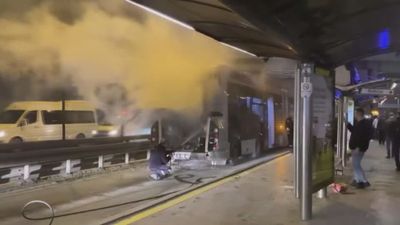 İstanbul'da metrobüsün motor kısmında yangın çıktı