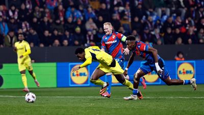 Fenerbahçe'nin penaltı beklediği an! Hakem izleyip vermedi