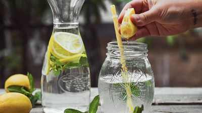 Her sabah ılık limonlu su içerseniz vücudunuzda bunlar oluyor