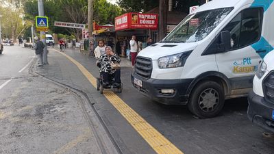 Antalya'da engelli geçişini kapatan minibüsler tepki çekti