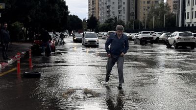 Antalya'da kuvvetli sağanak ve rüzgar etkili oldu