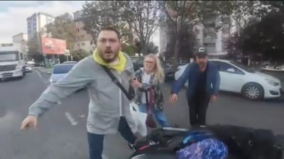 İstanbul'da motosikletliye tekme tokat saldırı kamerada