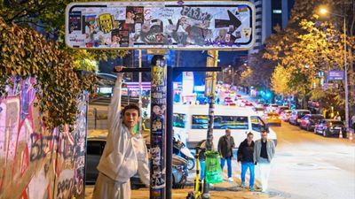 Su sıkıntısı yaşanan Ankara'da, Kızılay tabelasında fotoğraf çekimi için demir eklendi