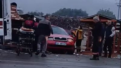 İzmir'de feci kazada 2 kişi öldü, 4 kişi yaralandı