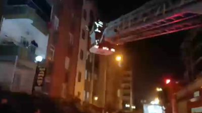 Ordu'da bir çocuk yanan evin balkonunda mahsur kaldı