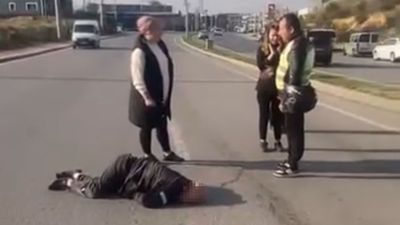 Kocaeli’de otomobil yayalara çarpıp refüje çıktı