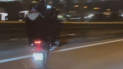 İzmir'de tehlikeli gösteri: İki motosikletli trafikte tek teker üzerinde ilerledi