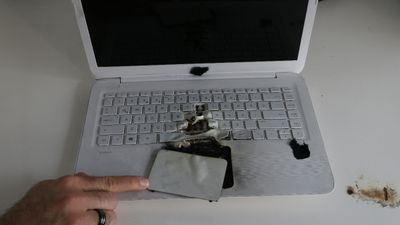 Eskişehir’de bir vatandaşın kullandığı bilgisayar bir anda patladı