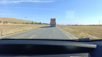 Afyonkarahisar'da tırın dorsesinden tuğlalar yola düştü