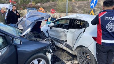 Karabük’te kavşakta iki otomobil çarpıştı: 7 yaralı