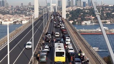 15 Temmuz Şehitler Köprüsü'nde saat 9'u 5 geçe hayat durdu