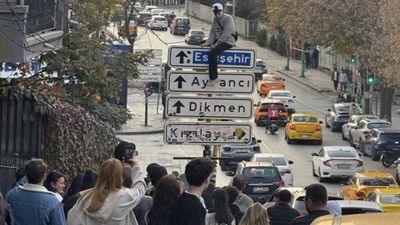 Ankara'da tabela savaşları: Uzun fotoğraf kuyrukları oluştu