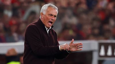 Benfica son dakikada golü yedi: Jose Mourinho hakemin üzerine yürüdü