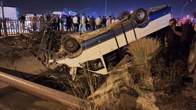 Mersin'de otomobille çarpışan minibüs sulama kanalına devrildi: 11 yaralı