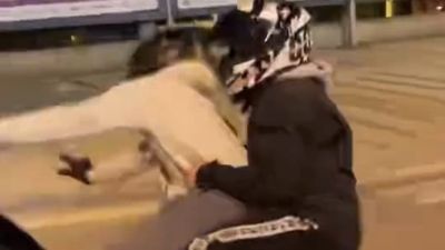 Bursa'da ön tekerini kaldırmak istediği motosikleti devirdi: Kaza anı kamerada