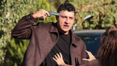 Uzak Şehir Şahin öldü mü, diziden çıktı mı? Kendini vurdu! Alper Çankaya'nın akıbeti...