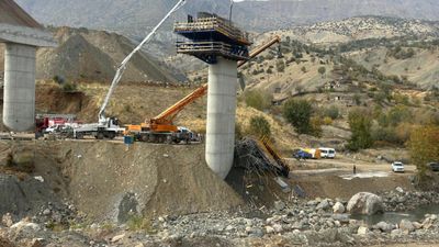 Diyarbakır'da inşaatı devam eden köprü çöktü: 4 ölü 1 yaralı
