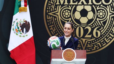 Claudia Sheinbaum, Dünya Kupası biletini genç bir kadına verecek