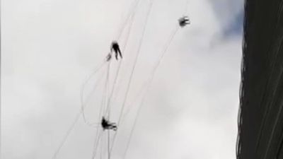 İstanbul'da gökdelenin camını silen işçilerin fırtınadaki zor anları kameraya yansıdı