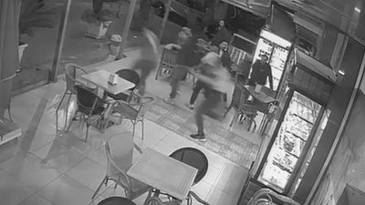 İzmir'de pastanede dehşet anları: Elinde bıçakla müşterilere saldırdı