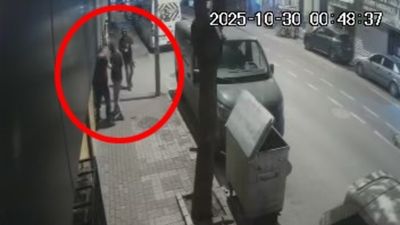 Bursa'da kaldırımdakilerden çekilmelerini istedi: İş yerine ateş açtı