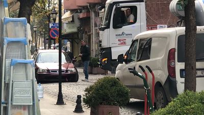 Eskişehir'de tepki çeken olay: Ters yönden gelen otomobil ambulansın ilerlemesini engelledi