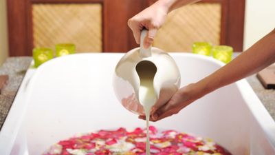 Kralları etkileyen yöntem: Kleopatra bakın nasıl yıkanıyordu...