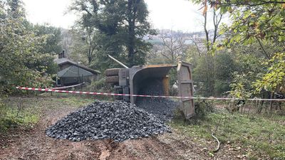 Beykoz'da mıcır yüklü kamyon devrildi: 1 yaralı