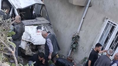 Denizli’de kamyonet evin bahçesine uçtu: 1 ölü 3 yaralı