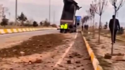 Ağrı'da damperi açık kalan tır kemere çarptı