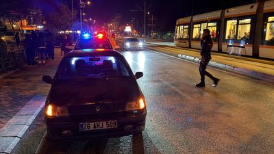 Eskişehir'de otomobil, tramvay yoluna girdi: Çevredekiler kurtardı