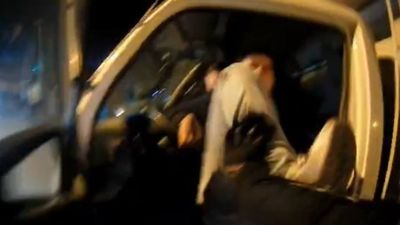 İstanbul'da 'Canım sıkkın' diyen kamyon şoförü, motosikletliyi darbetti