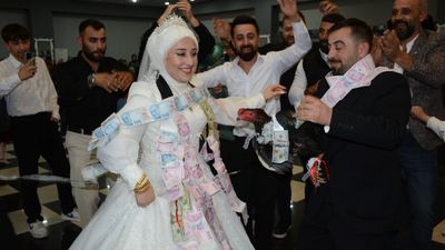 Artvin'de damada Tayland'dan getirilen canlı tavuk ve horoz hediye edildi