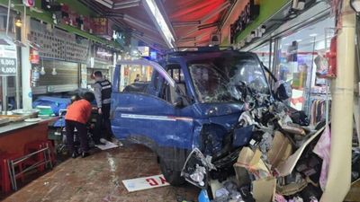 Güney Kore'de araç pazara daldı: 2 ölü, 18 yaralı