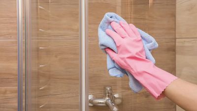Duş camındaki kireç lekelerini tek hamlede yok ediyor