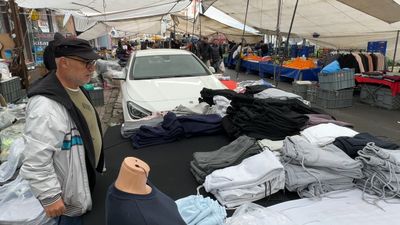 İstanbul'da pazarın orta yerine park edilen otomobil tepki çekti