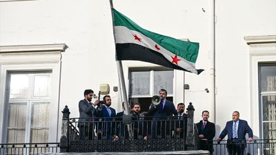 İngiltere'de Suriye bayrağı göndere çekildi