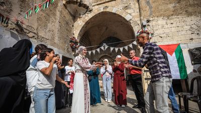 Gazze'de öğrenciler, lise bitirme sınavı sonuçlarını yıkıntılar arasında kutladı